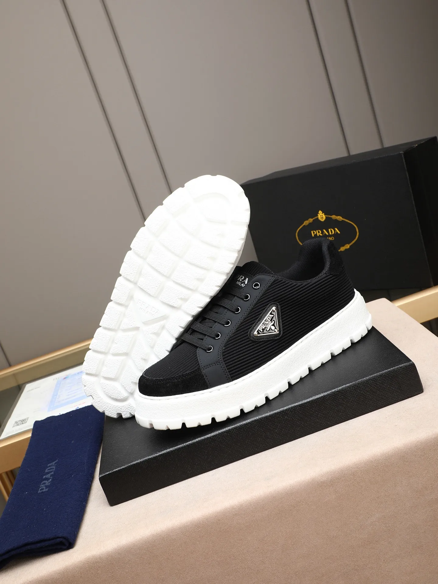 Men's Men's Shoes 💰440 Prada/Prada Men's new casual shoes, this sports shoe is made of imported calfskin upper with breathable mesh and breathable mesh lining. The foot pads are made of sheepskin, and the outsole is made of non-slip sports exclusive rubber outsole with logo. It feels good on the feet and is a fashionable item! Size: 38-44 (45 customized)